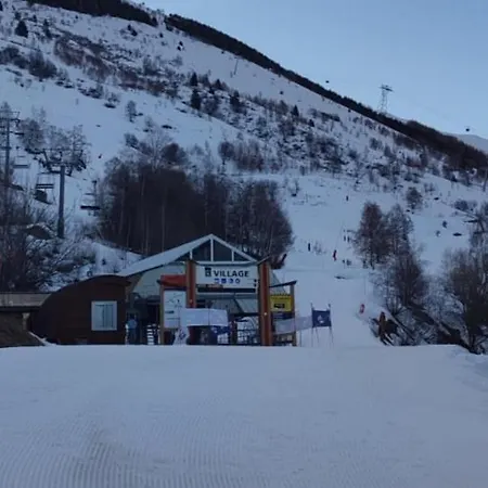 Les 2 Alpes Au Village 1800m-commerces Et Telesiege A 50m-retour Au Pied *