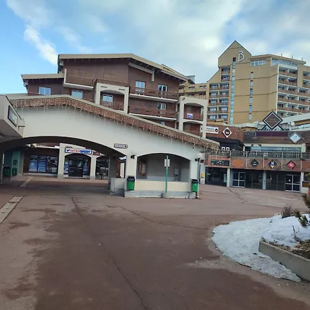 Les 2 Alpes Au Village 1800m-commerces Et Telesiege A 50m-retour Au Pied