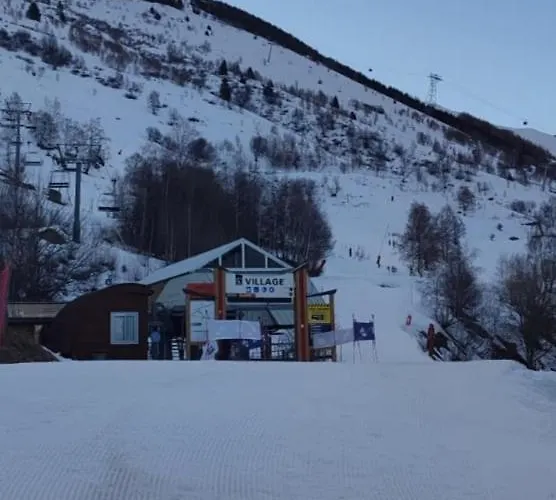 Les 2 Alpes Au Village 1800m-commerces Et Telesiege A 50m-retour Au Pied *