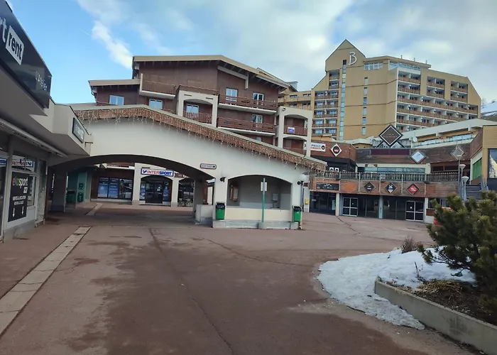 Les 2 Alpes Au Village 1800m-commerces Et Telesiege A 50m-retour Au Pied
